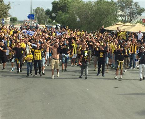 הקהל הצהוב שחור כבש את קפריסין