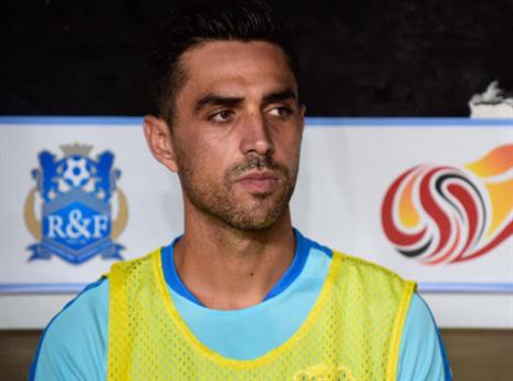 זהבי על הספסל. במשחק הבא הוא כבר יפתח