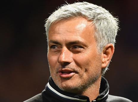 מחכה לשחקן שישלים את הסגל. מוריניו (getty)