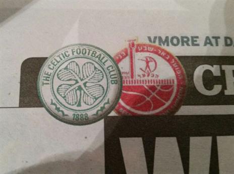 סמל קבוצת הכדורסל של ב"ש לצד זה של סלטיק