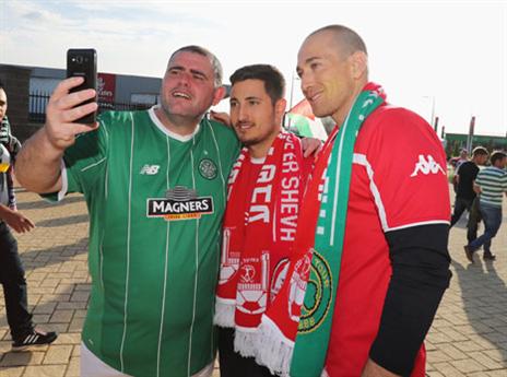 היתה גם אחווה בין האוהדים (GETTY)