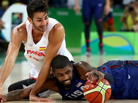 קיירי ורוביו נותנים הכל (GETTY)