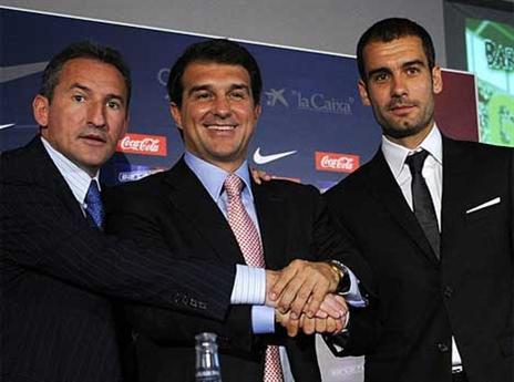 תמך במינוי. בגיריסטיין ולאפורטה מציגים את פפ כמאמן בארסה בקיץ 2008 (Getty)