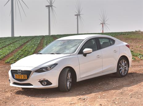 היצע קטן של חללי אחסון. מאזדה 3 (צילום: אסף רחמים)