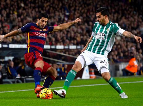 ורגאס במפגש עם לואיס סוארס (GETTY)