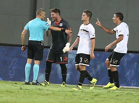 קליימן כועס אחרי הפסיקה לפנדל (צילום: אלן שיבר)