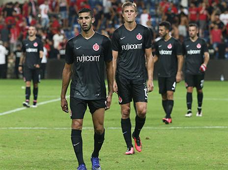 אסור להם לאבד שוב נקודות. שחקני הפועל (צילום: אלן שיבר)