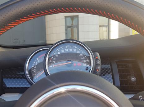 לוח מכוונים מסורתי אך מודרני (צילום: כפיר כשריאן)