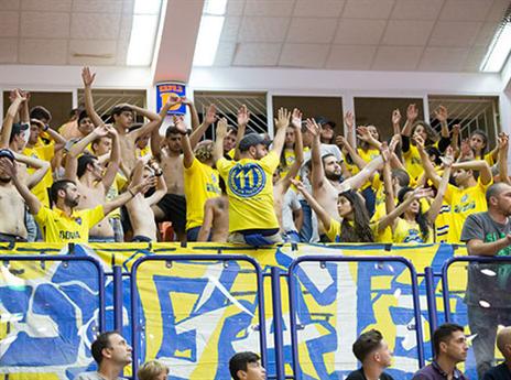 גם הם יכולים להיות מרוצים. אוהדי מכבי ביציע (עודד קרני)