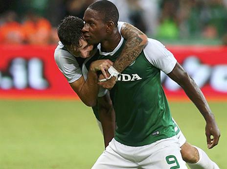 קרלסן מרוצה מהתשוקה. פלט ורוקאביצה בטירוף (צילום: אלן שיבר)