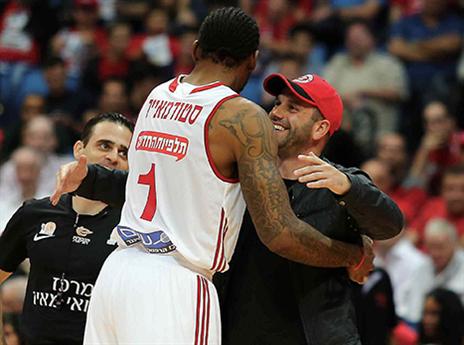 אורי אלון שומר על הנכס (אלן שיבר)