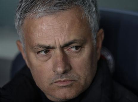 מוריניו לא חוסך ביקורת (GETTY)