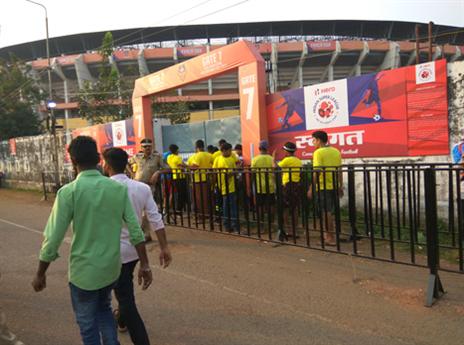 כך נראה התור בכניסה לאיצטדיון