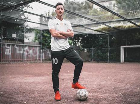 אוזיל. מדים חדשים לגרמניה