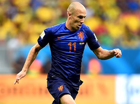 אריאן רובן העלה את האוראנג' ליתרון, אך פנדל של שאנו הוריד את הולנד ולוקסמבורג להפסקה ב-1:1 (UEFA)