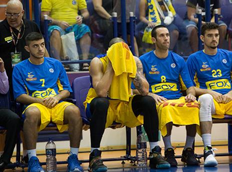 יבזורי בפוזיציה אופיינית על הספסל (עודד קרני)