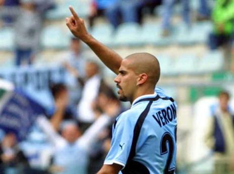 זכה בדאבל עם לאציו בשנת 2000 (Getty)