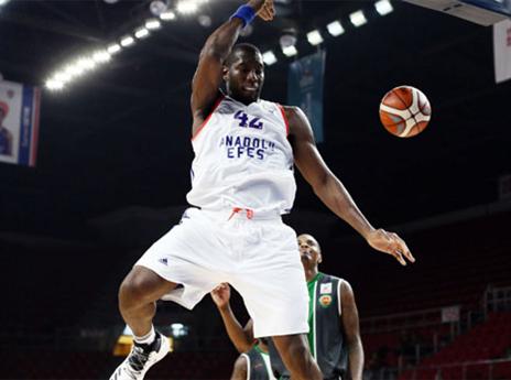 בריאנט דאנסטון מטביע בדרך לניצחון (עמוד הטוויטר של אנאדולו)