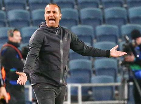 "כשמפסידים, זה על הראש של המאמן" (צילום: דני מרון)