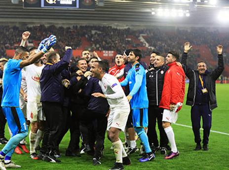 טירוף. שחקני ב"ש בעננים (Getty)