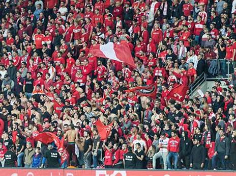 הקהל של הפועל לא ייתן לקבוצה להתפרק (צילום: עודד קרני)