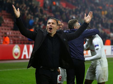 בכר. יצליח להוריד את השחקנים לקרקע? (getty)