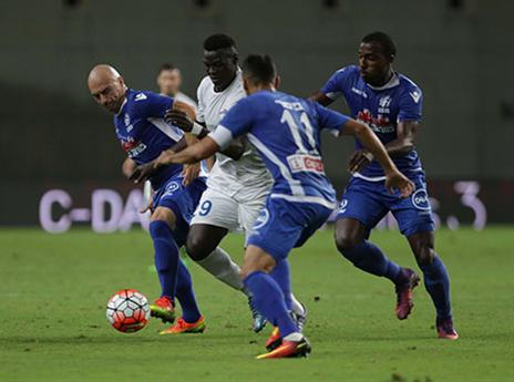 אדמוביץ' (משמאל). בדרך החוצה