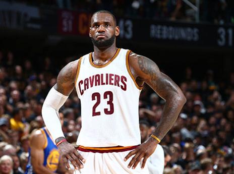 דווקא כשסימני השאלה הכי גדולים עלו לגביו, הכוכבים החלו להסתדר ללברון (getty)