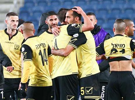 השחקנים ניסו לגשר בין המאמן לקהל (דני מרון)