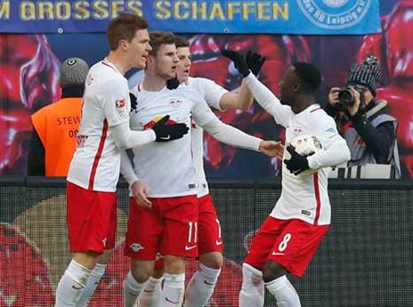 הפער לא גדל. שחקני לייפציג חוגגים מול הופנהיים (Getty)