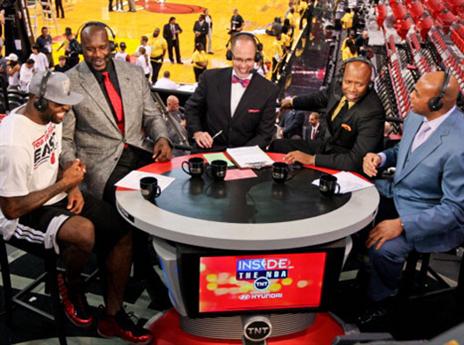 לברון, בארקלי ושאר הפאנל של TNT בזמנים מחוייכים יותר (getty)