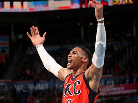 ווסטברוק חגג על הראש של פורטלנד (getty)