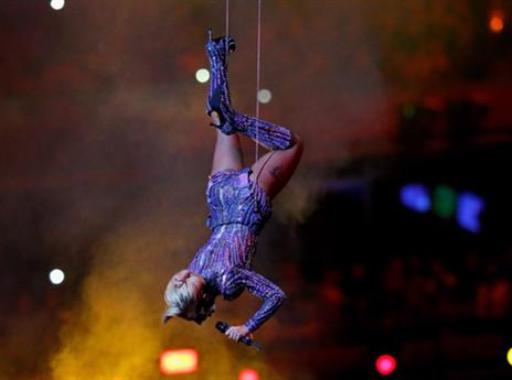 ליידי גאגא עמדה בציפיות ויותר עם כניסה מרשימה מהגג (Getty)