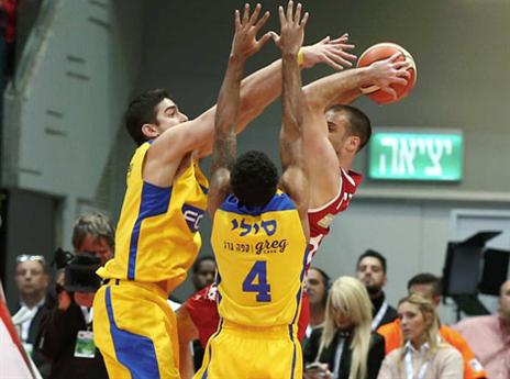 הלפרין נתקל בהגנה לוחצת. זה לא קרה הרבה במחצית הראשונה (אלן שיבר)