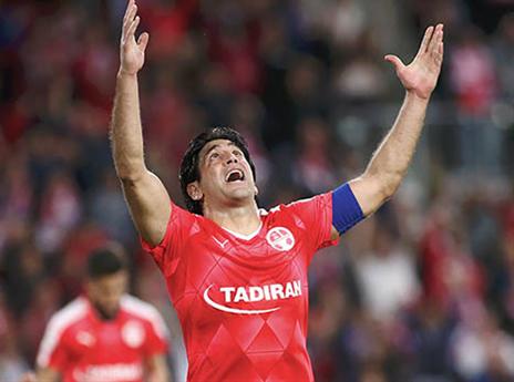 ברדה מתפרק אחרי השער השני (צילום: אלן שיבר)