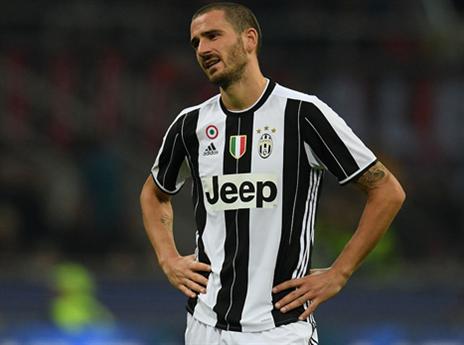 החתים גם את בונוצ'י בדרך לבניית חוליית הגנה היסטורית (getty)