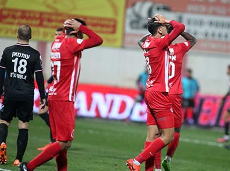 הפועל ת"א בלחץ היסטרי (צילום: יוסי שקל)