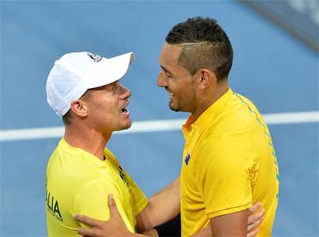 קיריוס חוגג עם הקפטן לייטון יואיט (Getty)