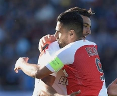 דיראר ופלקאו חוגגים. הפנים לרבע גמר הליגת האלופות (Getty)