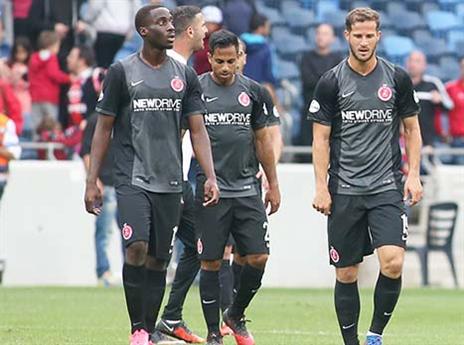 שחקני הפועל בשבת. קוטלר: "מגיע לאוהדים שזה ייגמר בהפי אנד" (יוסי שקל)