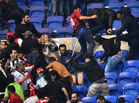 המשחק זז הצידה. המהומות בליון (getty)