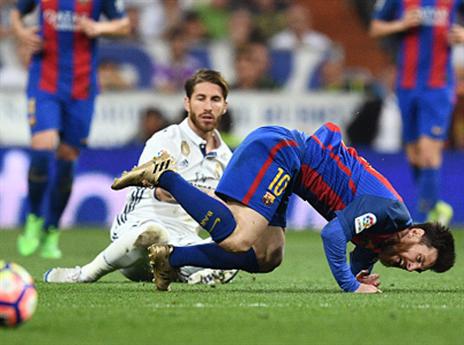 ראמוס פוגע במסי. "הוא עבריין" (getty)