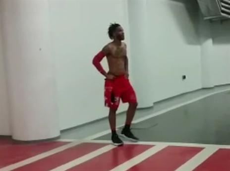 אדריאן בנקס גנב את ההצגה