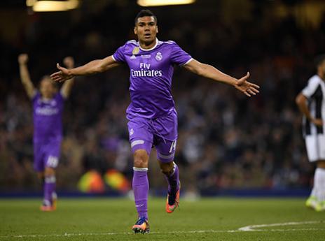 הכדור של הקשר האחורי פגע בחדירה, הטעה את בופון, ומצא את הרשת (getty)