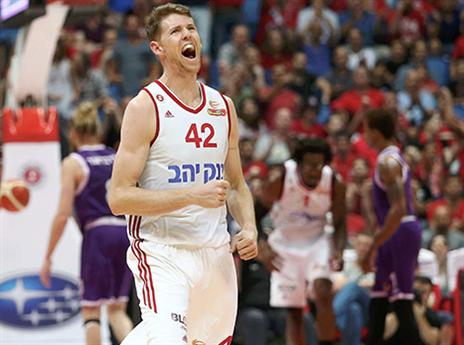 שלשה שלו סגרה את הסיפור. פיטרסון (אלן שיבר)