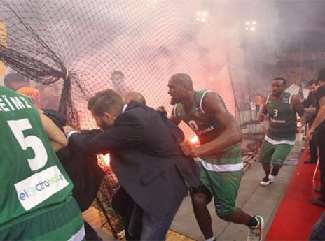 לא מעניין אותם העונשים. אוהדי אולימפיאקוס (צילום מסך טוויטר)