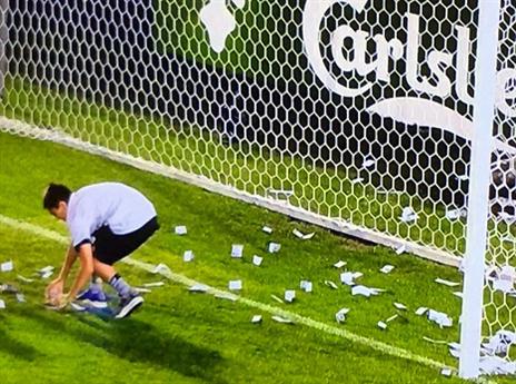 הדולרים שהשליך הקהל האיטלקי על דונארומה (טוויטר)