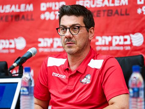 רוצה שחקנים שנשכבים על הרצפה (דני מרון)