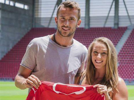 פקהארט עם אשתו בטרנר: "יהיו לנו חיים דומים לאתונה, האנשים פה כמונו"