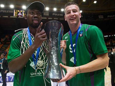 מירוק לאדום. אומיץ' עם גביע היורוקאפ (Getty)